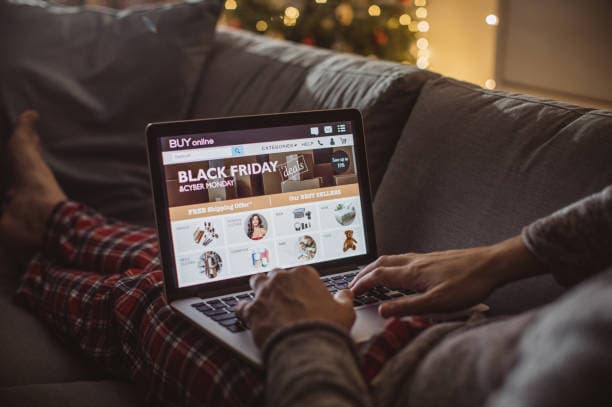 Empreendedor planejando estratégia de vendas online no notebook