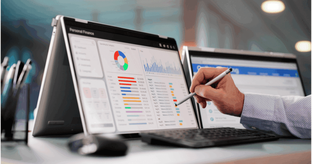 Empresa de tráfego pago analisando dashboards de campanhas e métricas de resultado